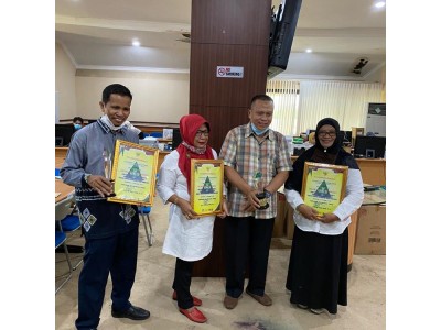 Menerima Penghargaan Juara III Sekolah Sehat Tingkat Provinsi Kalimantan Timur Thn 2019 